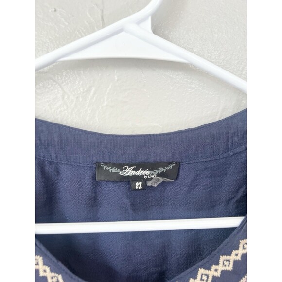 Andree by Unit Embroidered Floral Boxy Blue Blouse Size XXL 2X Scalloped Hem Top - Picture 6 of 8